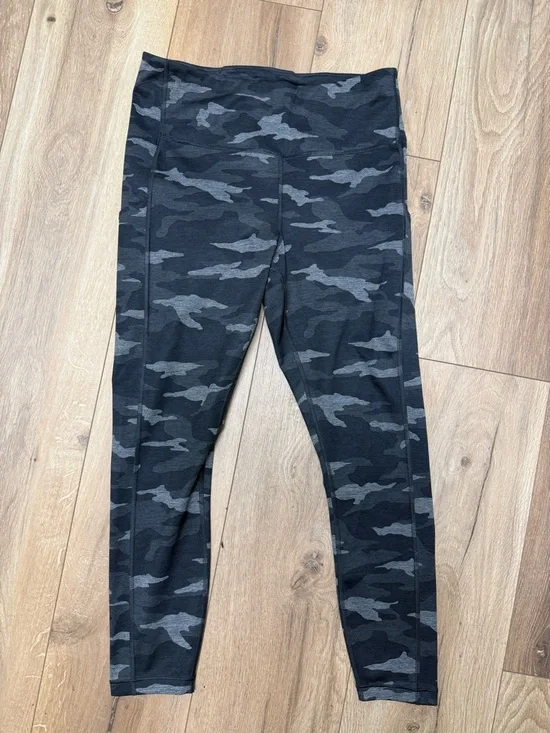 ATHLETA Ultimate Stash Pocket Gray & Black Camo 7/8 Tights Size Medium - Picture 7 of 14